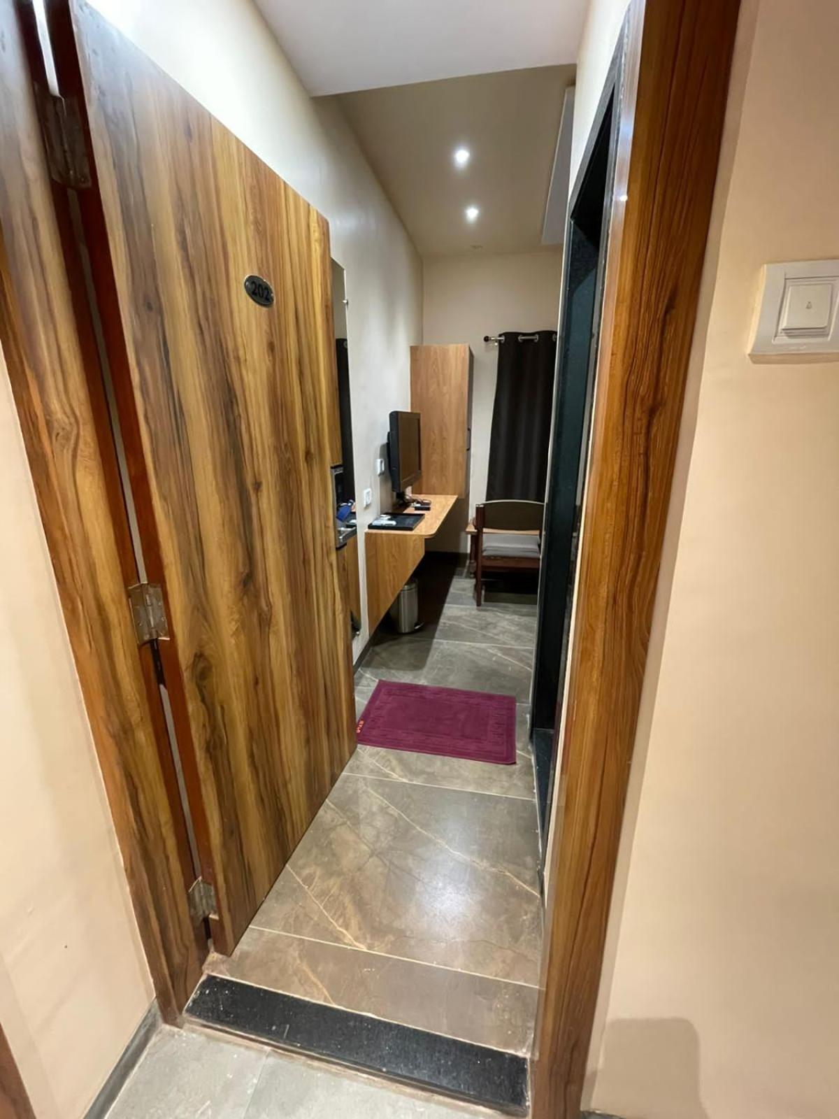 Hotel Vardhan Silvassa Pokój zdjęcie